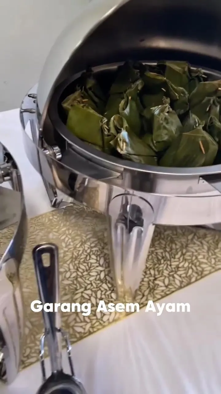 Garang asem ayam dalam pemanas saji