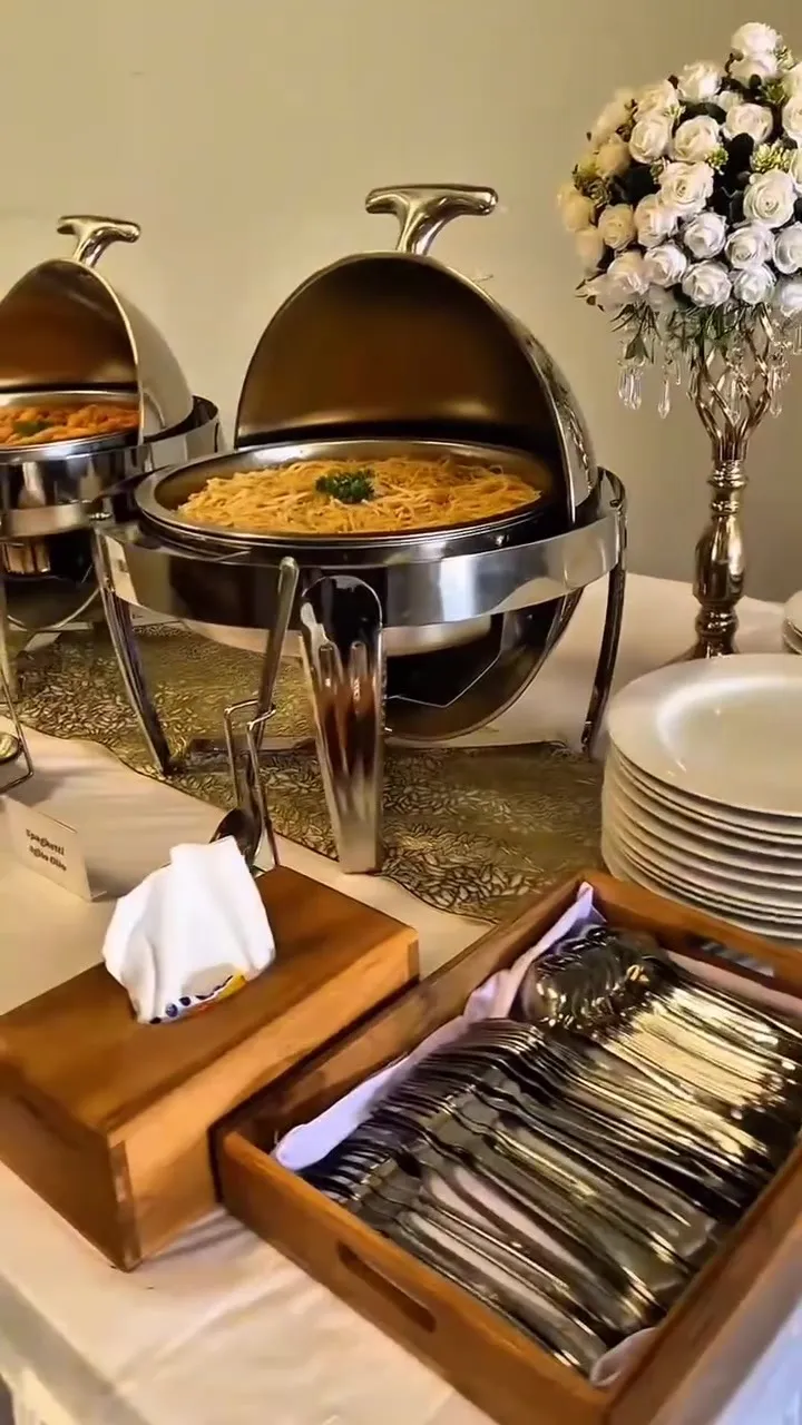 Meja prasmanan Afika Catering dengan mi goreng