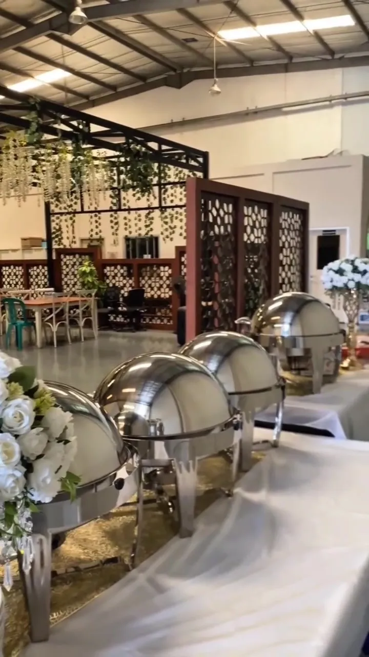 Deretan pemanas hidangan Afika Catering di gedung acara
