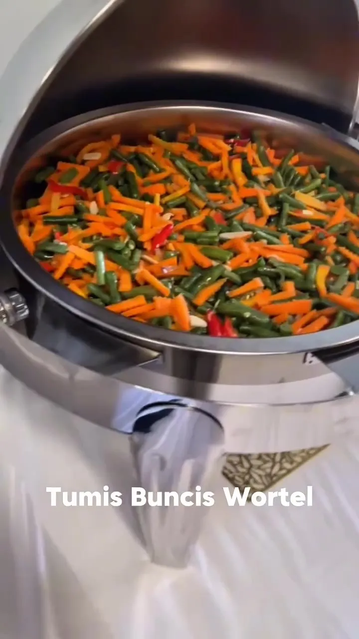 Tumis buncis wortel dalam pemanas saji