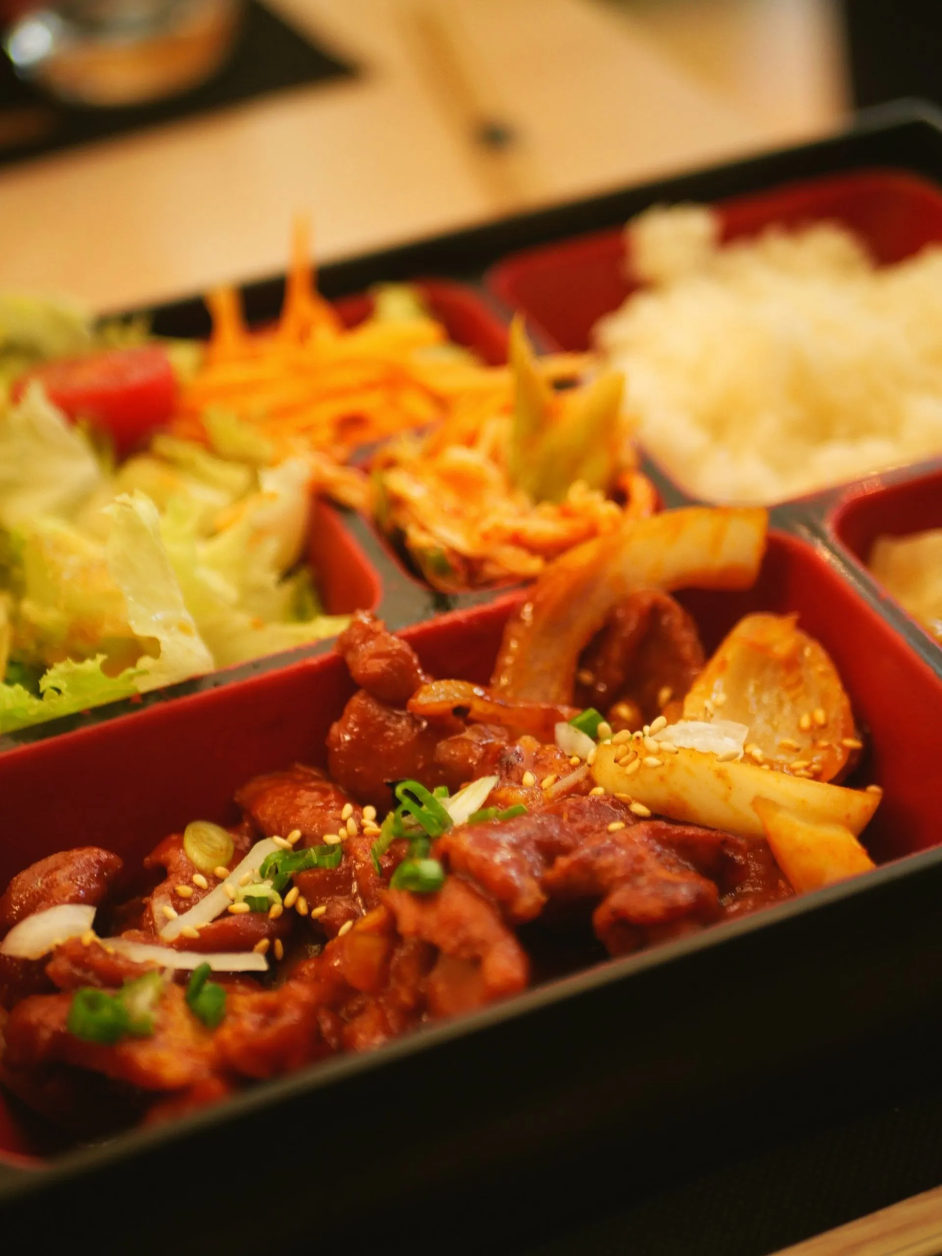 Bento dengan nasi, lauk, dan sayuran dalam kotak bersekat