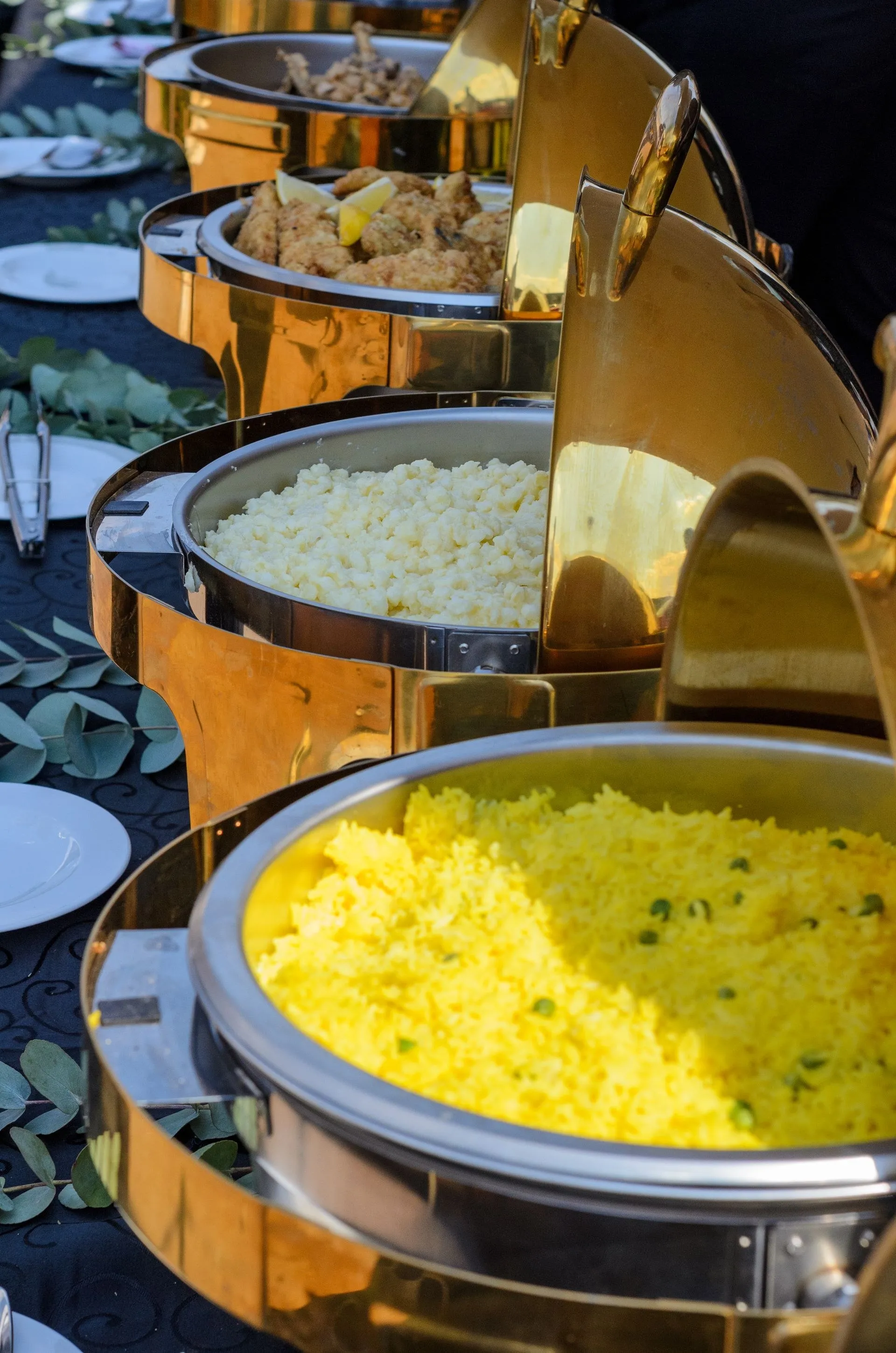 Nasi kuning dalam pemanas hidangan berwarna emas