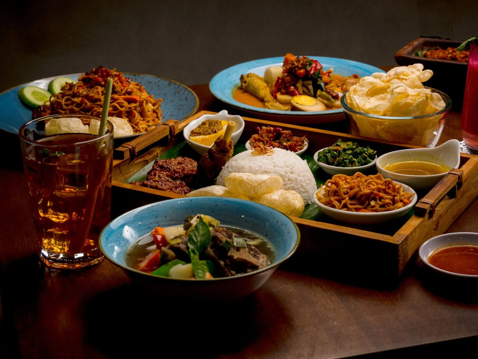 Hidangan rumahan Indonesia lengkap dengan sambal dan kerupuk
